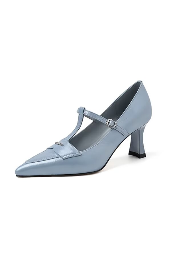 Sleek Urbano Slide-Stride Runway Statement