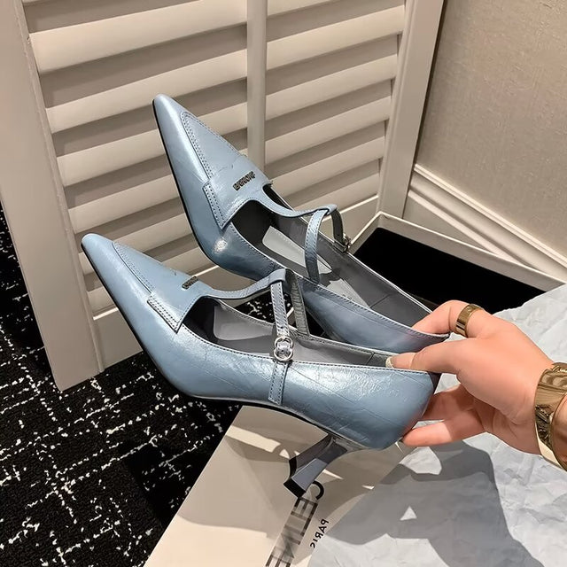 Sleek Urbano Slide-Stride Runway Statement