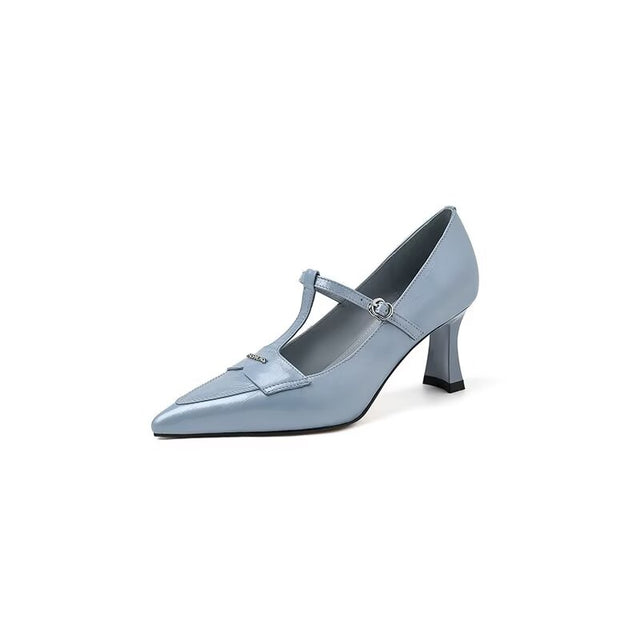 Sleek Urbano Slide-Stride Runway Statement