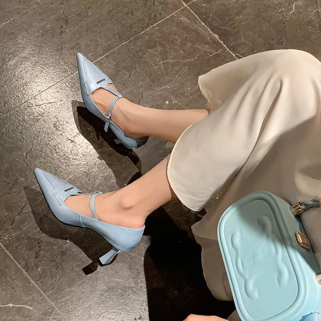 Sleek Urbano Slide-Stride Runway Statement