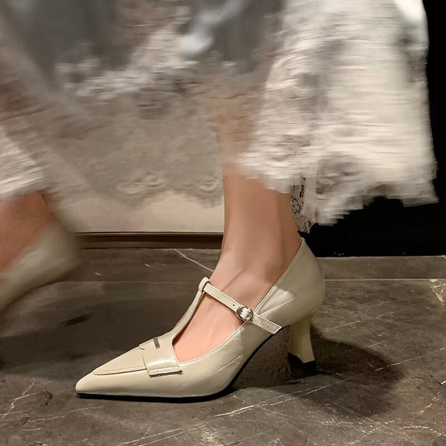 Sleek Urbano Slide-Stride Runway Statement