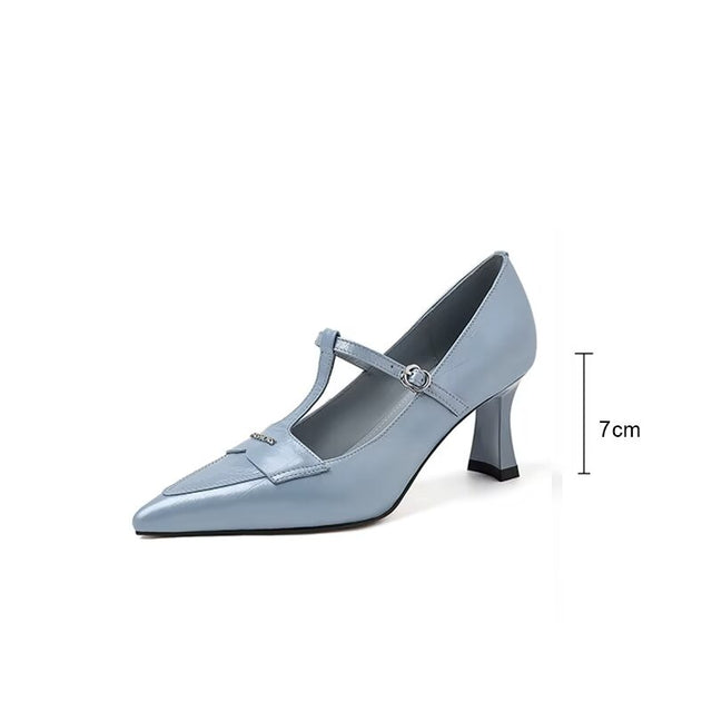 Sleek Urbano Slide-Stride Runway Statement