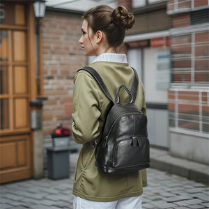 Graceful Trendsetter Women's Leather Bag