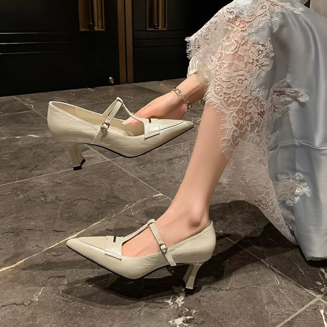 Sleek Urbano Slide-Stride Runway Statement